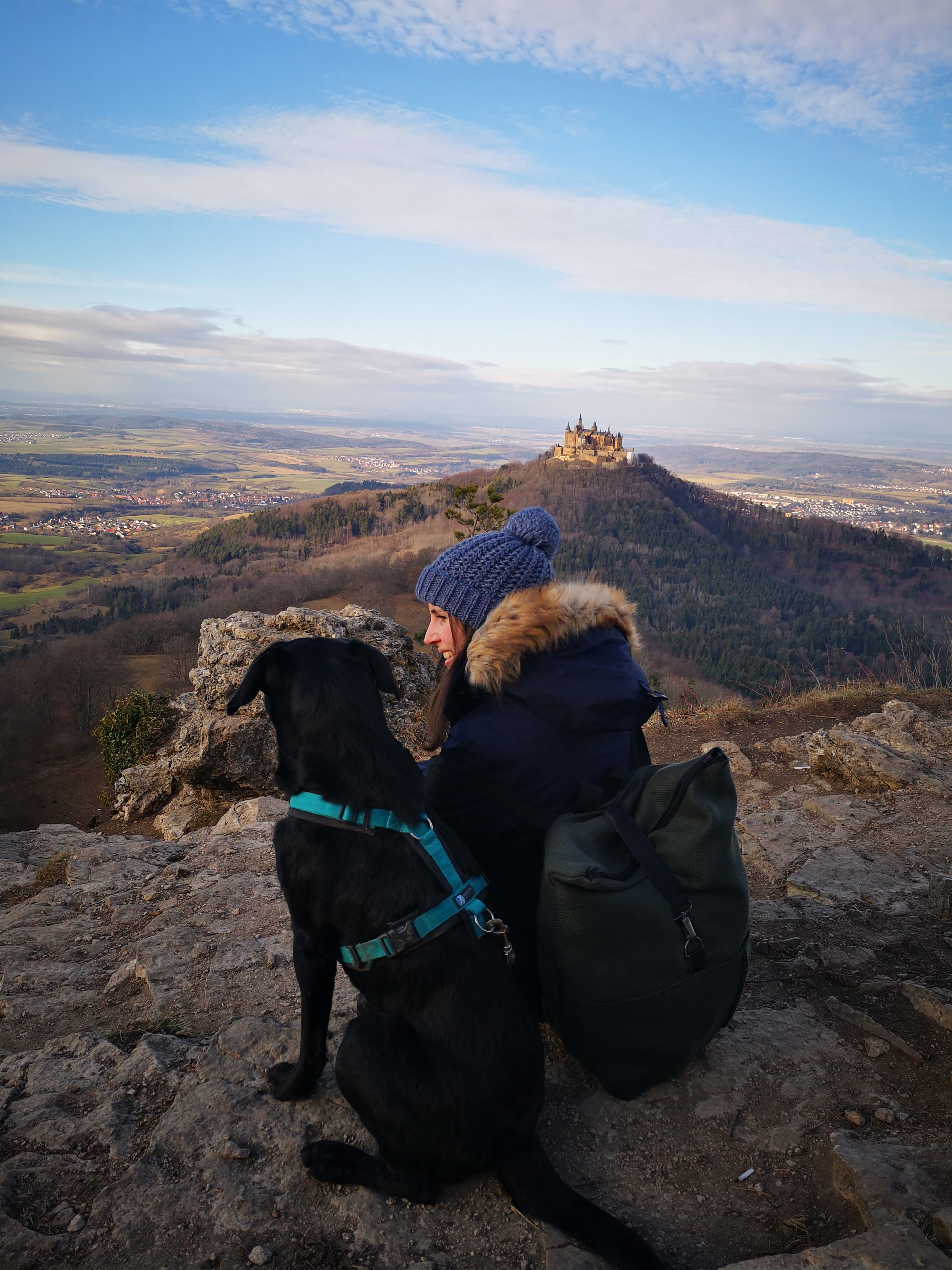 Nela mit Frauchen auf einem Berg